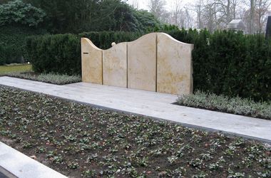 Urnengräber mit Gemeinschaftsgrabmal „Welle“ auf dem Hamburger Friedhof Ohlsdorf
