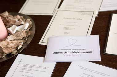 Beispiele für Trauerkarten und Trauerbriefe im Beerdigungs-Institut Klotz in Schenefeld